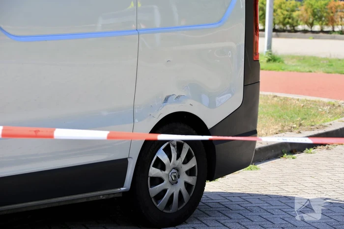 Scooterrijder zwaargewond bij aanrijding met bestelbus