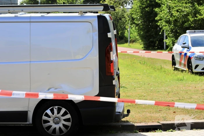 Scooterrijder zwaargewond bij aanrijding met bestelbus
