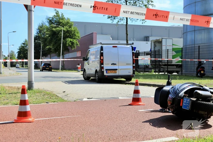 Scooterrijder zwaargewond bij aanrijding met bestelbus