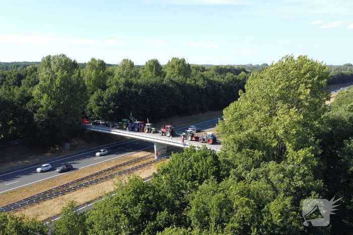Boeren demonstreren op viaduct van snelweg