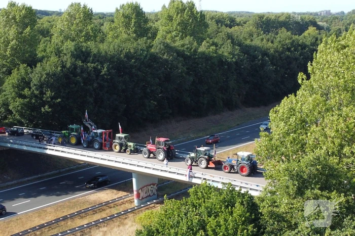 Boeren demonstreren op viaduct van snelweg