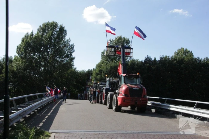 Boeren demonstreren op viaduct van snelweg