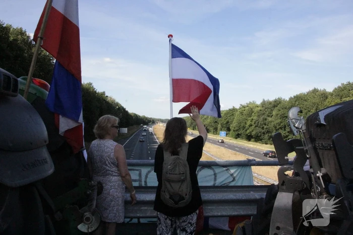 Boeren demonstreren op viaduct van snelweg
