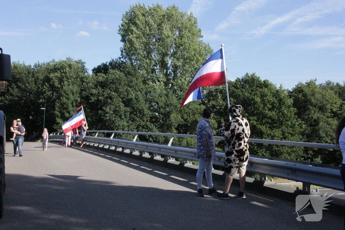 Boeren demonstreren op viaduct van snelweg