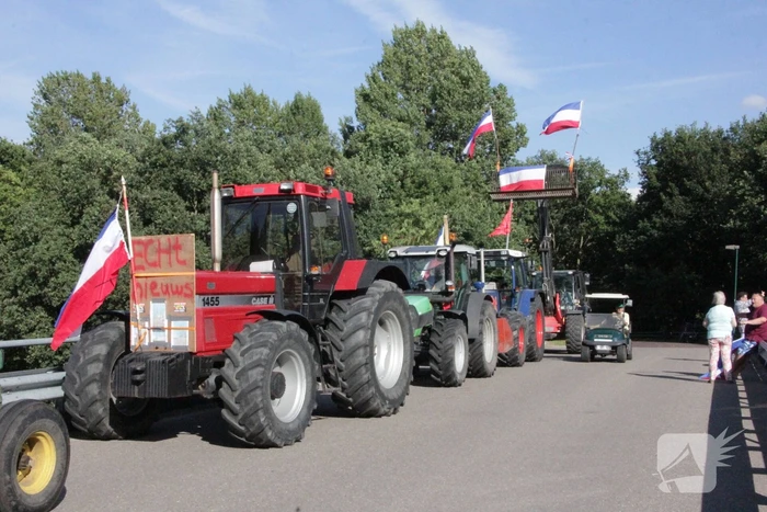 Boeren demonstreren op viaduct van snelweg