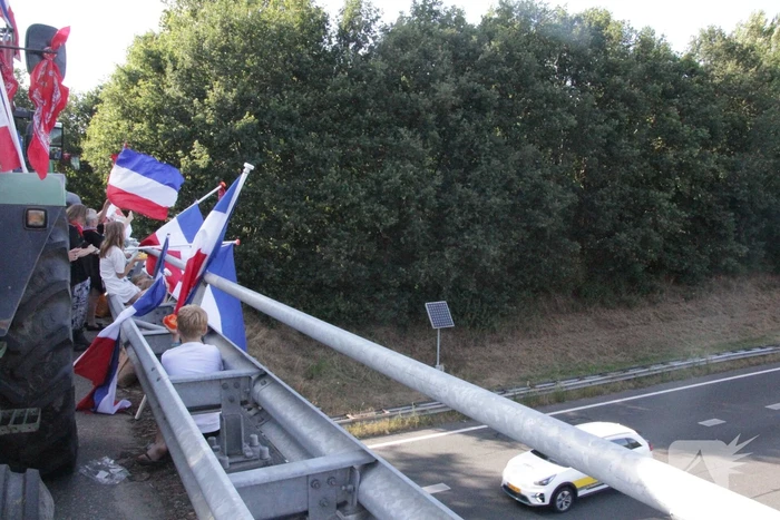 Boeren demonstreren op viaduct van snelweg