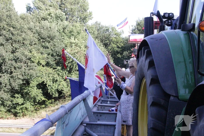 Boeren demonstreren op viaduct van snelweg