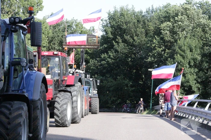 Boeren demonstreren op viaduct van snelweg