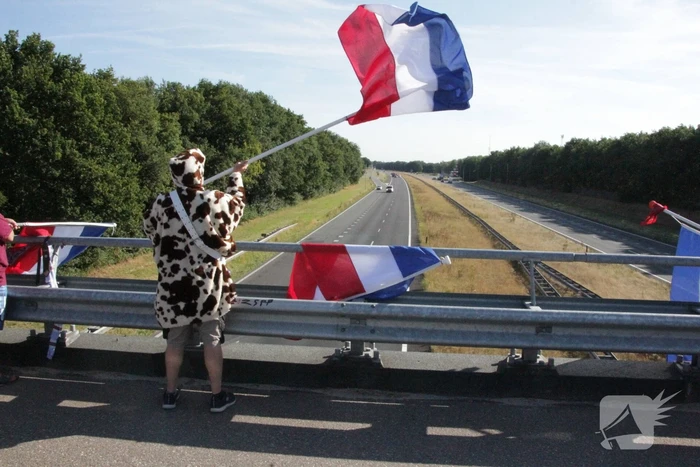 Boeren demonstreren op viaduct van snelweg