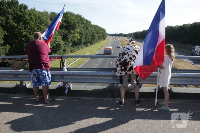 Boeren demonstreren op viaduct van snelweg
