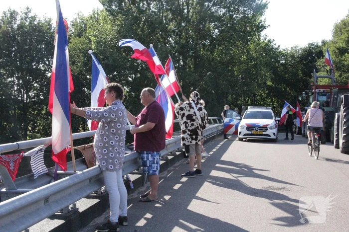 Boeren demonstreren op viaduct van snelweg