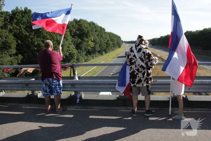 Boeren demonstreren op viaduct van snelweg