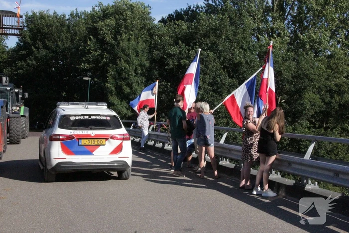 Boeren demonstreren op viaduct van snelweg