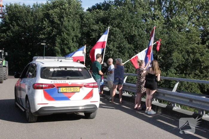 Boeren demonstreren op viaduct van snelweg