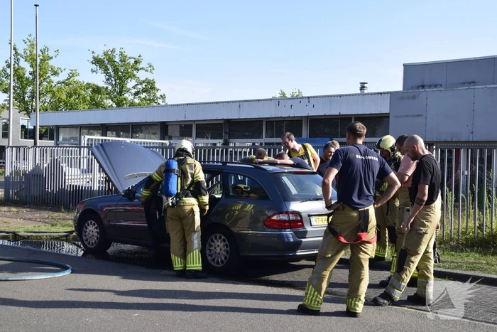 Lastige brand in personenauto