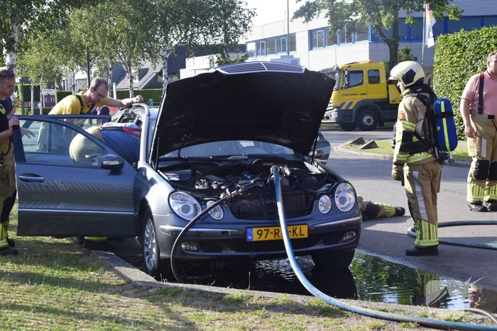 Lastige brand in personenauto