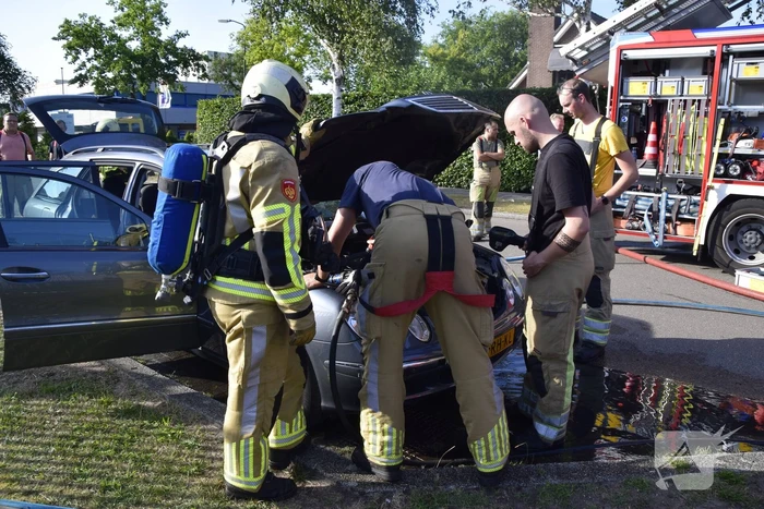 Lastige brand in personenauto