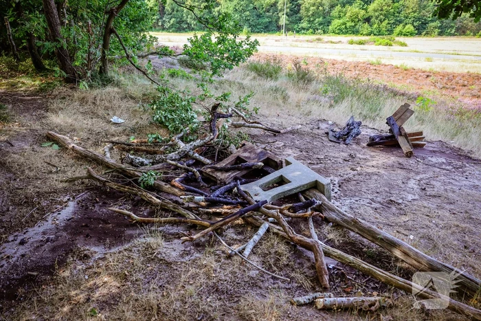 Bankje in heidegebied in brand