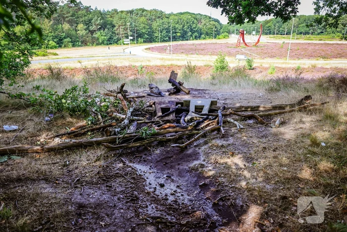 Bankje in heidegebied in brand