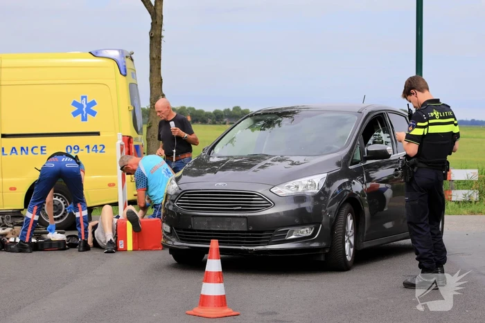 Fietser gewond bij botsing met personenauto