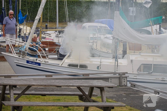 Veel rook bij brand op zeilboot in Jachthaven 't Huizerhoofd