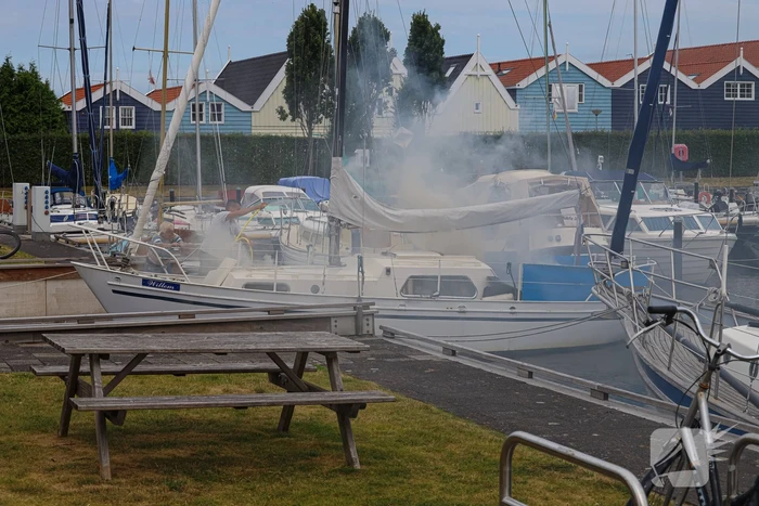 Veel rook bij brand op zeilboot in Jachthaven 't Huizerhoofd