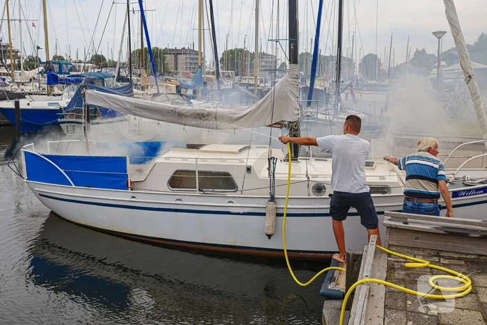 Veel rook bij brand op zeilboot in Jachthaven 't Huizerhoofd