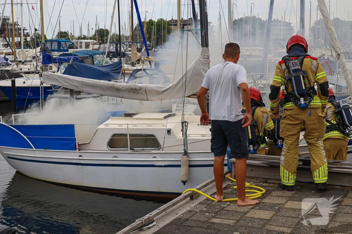 Veel rook bij brand op zeilboot in Jachthaven 't Huizerhoofd