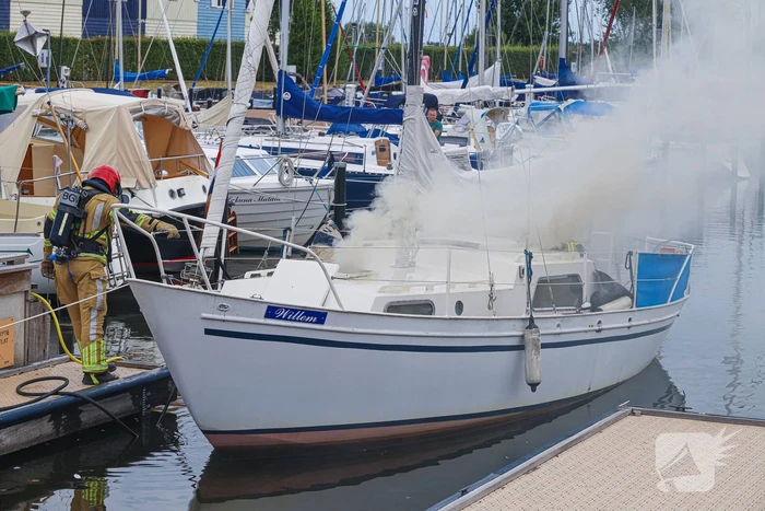 Veel rook bij brand op zeilboot in Jachthaven 't Huizerhoofd