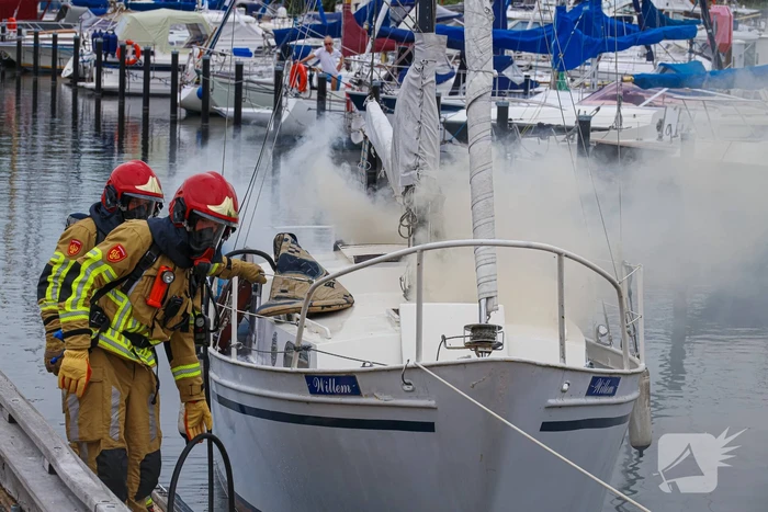 Veel rook bij brand op zeilboot in Jachthaven 't Huizerhoofd