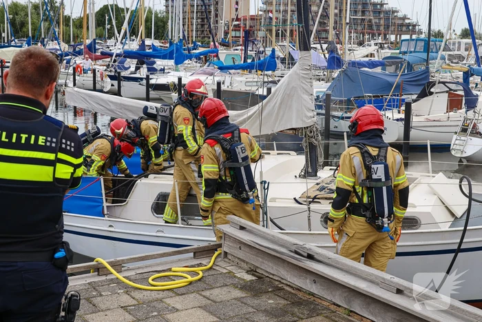 Veel rook bij brand op zeilboot in Jachthaven 't Huizerhoofd