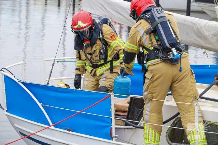 Veel rook bij brand op zeilboot in Jachthaven 't Huizerhoofd