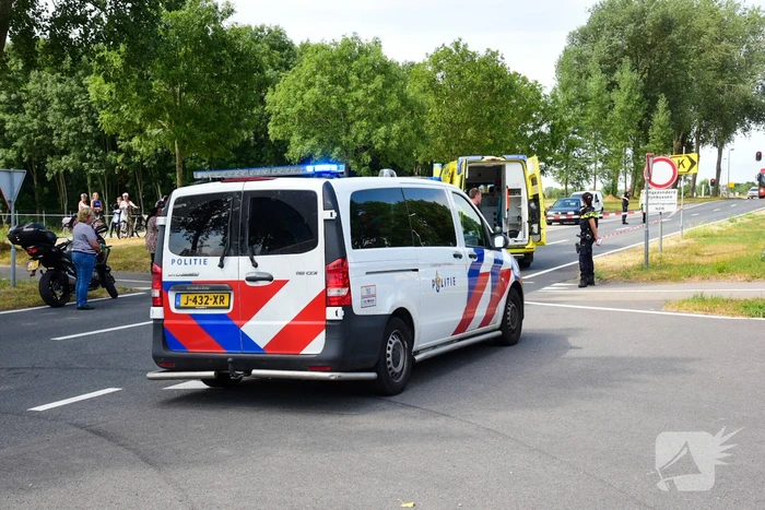 Wielrenner zwaargewond bij verkeersongeval, voertuig doorgereden