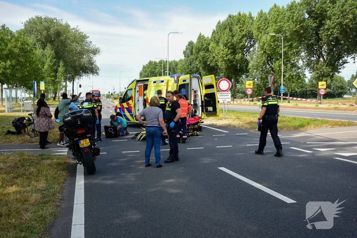 Wielrenner zwaargewond bij verkeersongeval, voertuig doorgereden