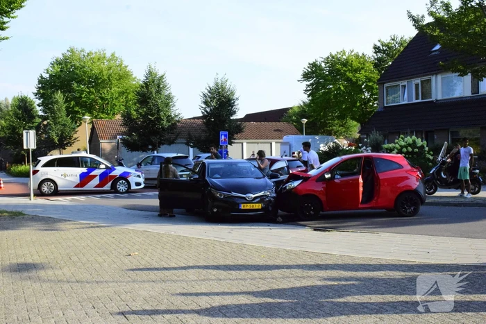 Twee auto's botsen op elkaar