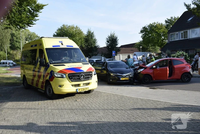 Twee auto's botsen op elkaar