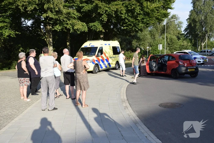 Twee auto's botsen op elkaar