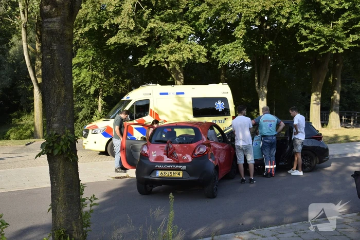 Twee auto's botsen op elkaar