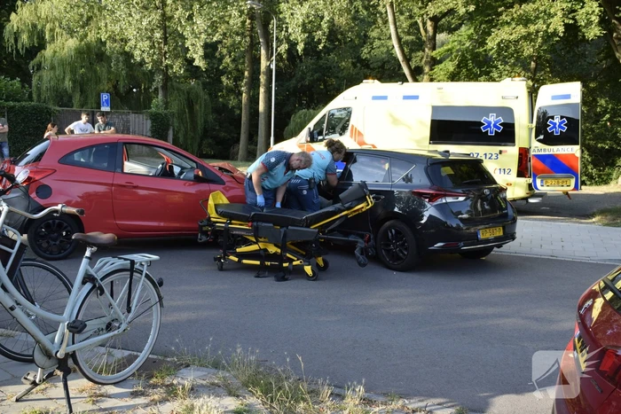 Twee auto's botsen op elkaar