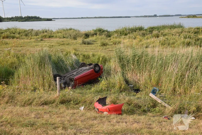 Auto slaat over de kop en belandt in droge sloot