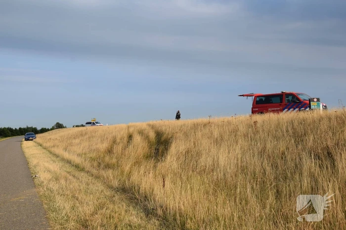 Auto slaat over de kop en belandt in droge sloot