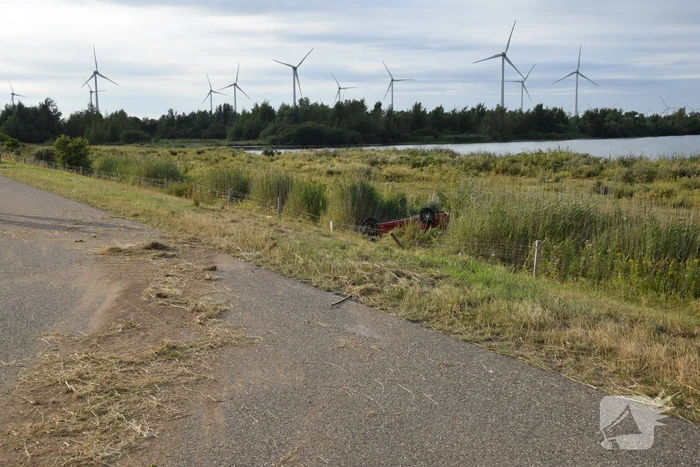 Auto slaat over de kop en belandt in droge sloot