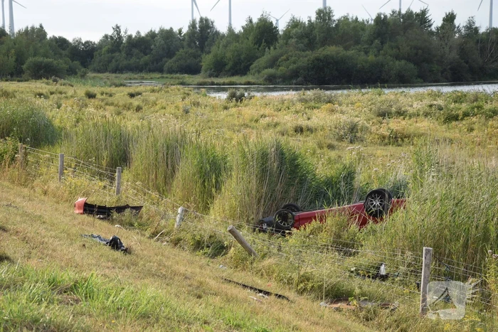 Auto slaat over de kop en belandt in droge sloot