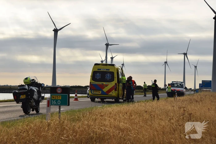 Auto slaat over de kop en belandt in droge sloot