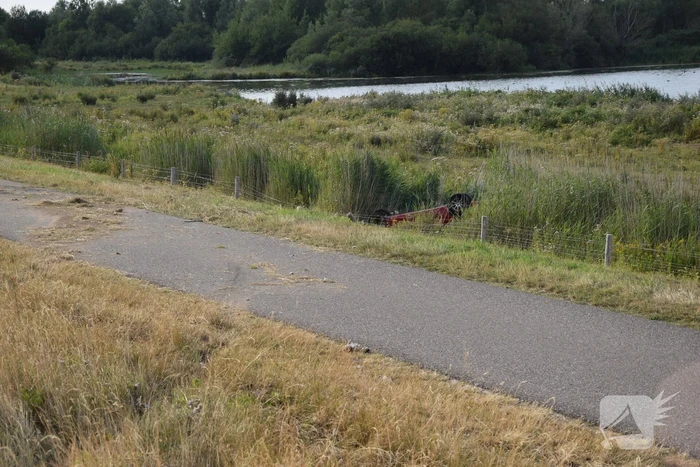 Auto slaat over de kop en belandt in droge sloot