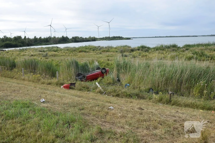 Auto slaat over de kop en belandt in droge sloot