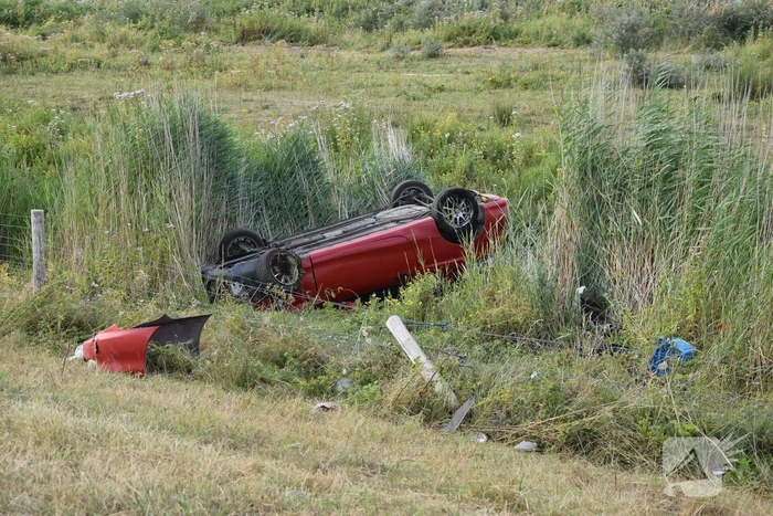 Auto slaat over de kop en belandt in droge sloot