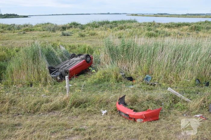 Auto slaat over de kop en belandt in droge sloot