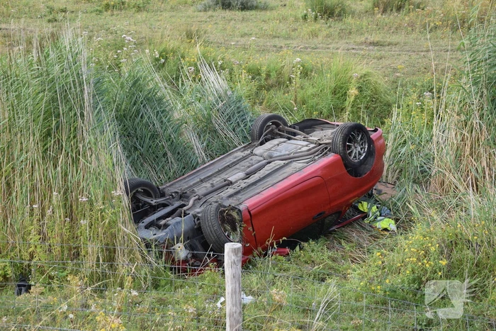 Auto slaat over de kop en belandt in droge sloot