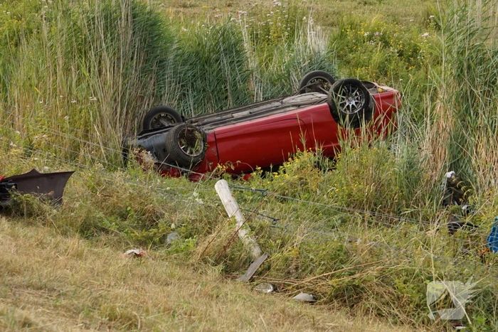 Auto slaat over de kop en belandt in droge sloot